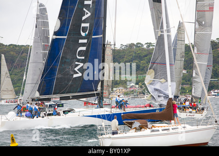 Yachts preparazione per l'inizio del 2010 Rolex Sydney Hobart yacht racce Foto Stock