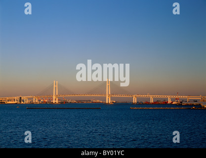 Bagliore di sera e Yokohama Bay Bridge, Yokohama Kanagawa, Giappone Foto Stock