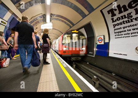 Metropolitana alla fermata della metro di Camden Town Foto Stock