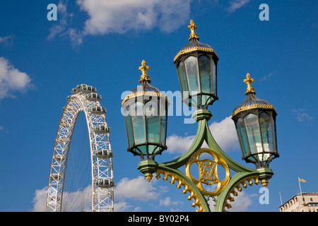 Dettaglio della lampada sul Westminster Bridge e il London Eye Foto Stock