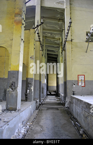 Archeologia industriale sottoscritto in fabbrica per la produzione di alluminio Foto Stock