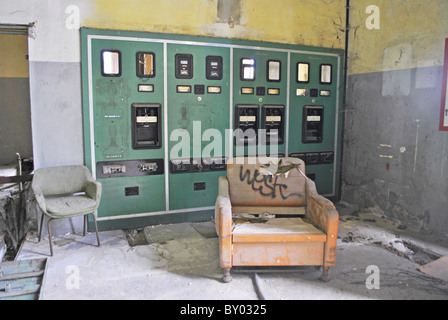 Archeologia industriale sottoscritto in fabbrica per la produzione di alluminio Foto Stock