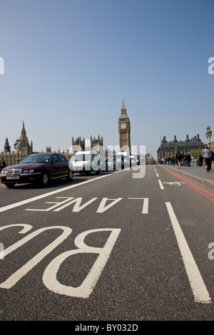 Corsia degli autobus sul Westminster Bridge con le case del Parlamento in background Foto Stock