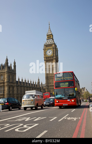 Corsia degli autobus sul Westminster Bridge con le case del Parlamento in background Foto Stock