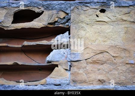 Muro rotto rosso mattone e cemento Foto Stock