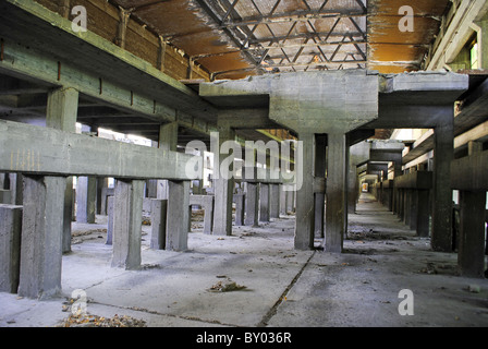 Archeologia industriale sottoscritto in fabbrica per la produzione di alluminio Foto Stock