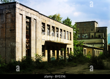 Archeologia industriale sottoscritto in fabbrica per la produzione di alluminio Foto Stock