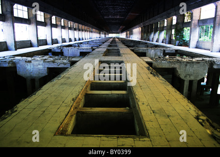 Archeologia industriale sottoscritto in fabbrica per la produzione di alluminio Foto Stock