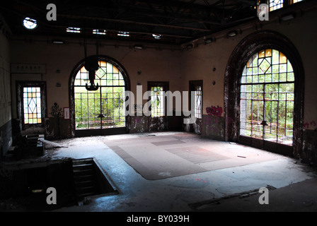 Archeologia industriale sottoscritto in fabbrica per la produzione di alluminio Foto Stock