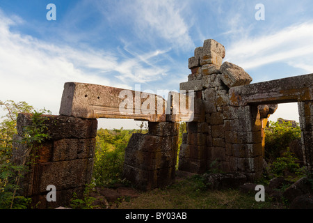 Tempio Khmer ruderi e vegetazione di Phnom di propriet intellettuale - Provincia di Takeo, Cambogia Foto Stock