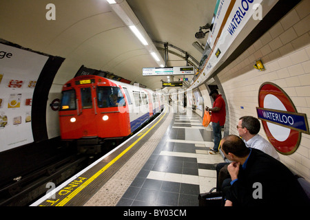 Metropolitana a Waterloo tube station Foto Stock