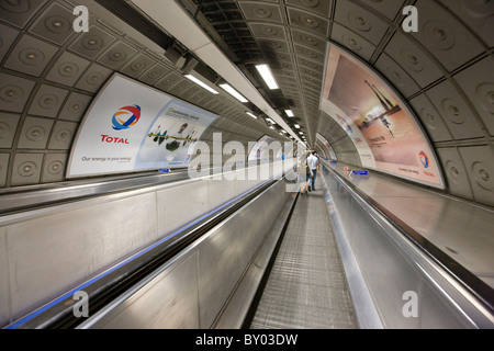 La metropolitana sulla Jubilee Line a Waterloo tube station Foto Stock