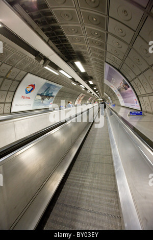 La metropolitana sulla Jubilee Line a Waterloo tube station Foto Stock