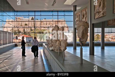 Il Partenone visto attraverso le finestre del nuovo museo di Acropoli, progettato dall'architetto Bernard Tschumi, Atene, Grecia Foto Stock