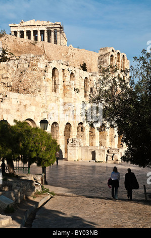 Odeon, e il teatro di Herodes Atticus, con il Partenone sopra, sulle pendici meridionali dell'Acropoli di Atene, Grecia Foto Stock