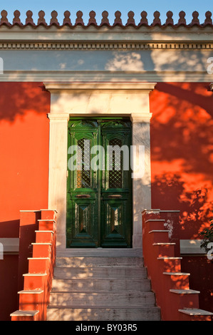 Xix secolo neo classica house nel quartiere di Anafiotika, direttamente sotto l'Acropoli, di Plaka, il centro di Atene, Grecia. Foto Stock