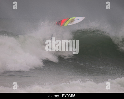 Riderless tavola da surf, Cornwall, Regno Unito Foto Stock