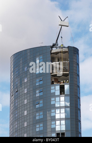 Tetto gru di sollevamento in posizione pannelli sulla costruzione dell'Occhio di Stratford building London REGNO UNITO Foto Stock