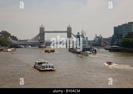 Visualizza in basso il Tamigi di HMS Belfast e il Tower Bridge di Londra London Bridge Foto Stock