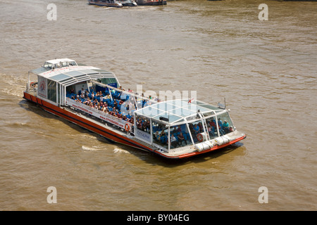 Vista della City Cruises imbarcazione turistica da London Bridge Foto Stock