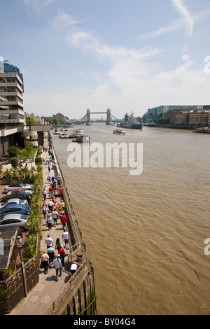 Visualizza in basso il Tamigi di Thames percorso e HMS Belfast e il Tower Bridge di Londra London Bridge Foto Stock