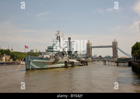 Visualizza in basso il Tamigi di HMS Belfast e il Tower Bridge Foto Stock
