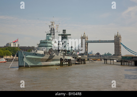 Visualizza in basso il Tamigi di HMS Belfast e il Tower Bridge Foto Stock