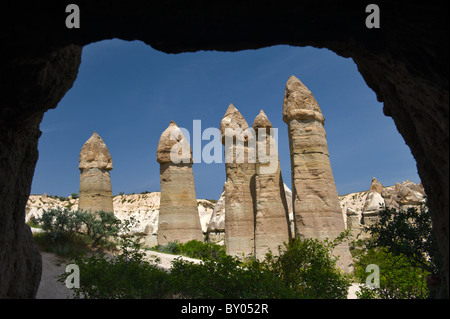 Camini di Fata in valle gli amanti della Cappadocia Turchia Foto Stock