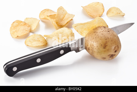 Immagine concettuale - il coltello taglia patate fresche e potato chips sono ottenuti. Foto Stock