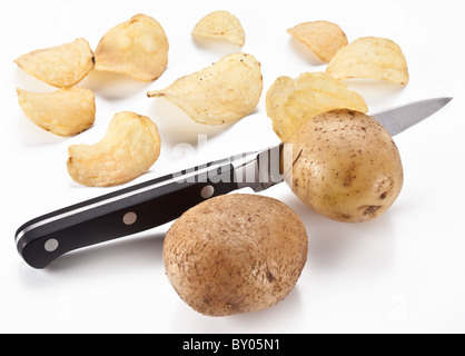 Immagine concettuale - il coltello taglia patate fresche e potato chips sono ottenuti. Foto Stock