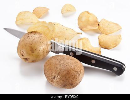 Immagine concettuale - il coltello taglia patate fresche e potato chips sono ottenuti. Foto Stock