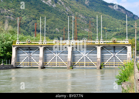 Diga artificiale sul fiume, circondato dalla natura Foto Stock