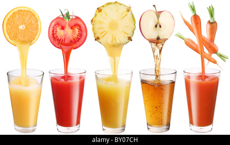 Immagine concettuale - succo di frutta fresco versa a partire da frutta e verdura in un bicchiere. Foto su uno sfondo bianco. Foto Stock