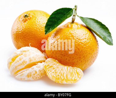 Immagine di un maturo mandarino con foglie su sfondo bianco. Foto Stock