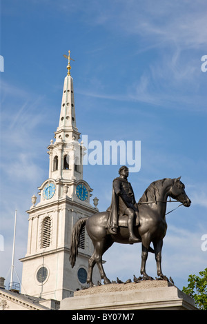 Il re George IV statua a Trafalgar Square con St Martin nei campi chiesa in background Foto Stock