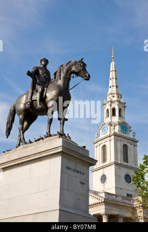 Il re George IV statua a Trafalgar Square con St Martin nei campi chiesa in background Foto Stock