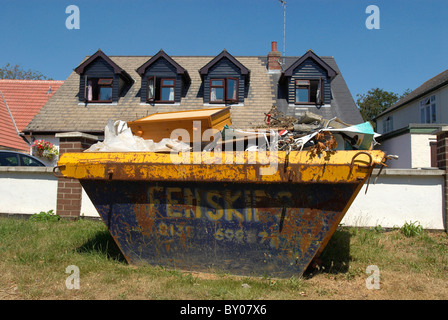 Saltare piena di spazzatura fuori casa Foto Stock