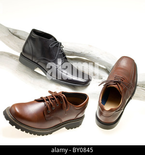 Tre scarpe mens posizionato su di un ramo di bianco Foto Stock