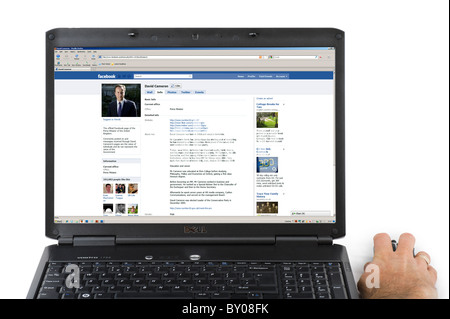 Pagina Facebook del Primo Ministro britannico David Cameron su un computer portatile, REGNO UNITO Foto Stock