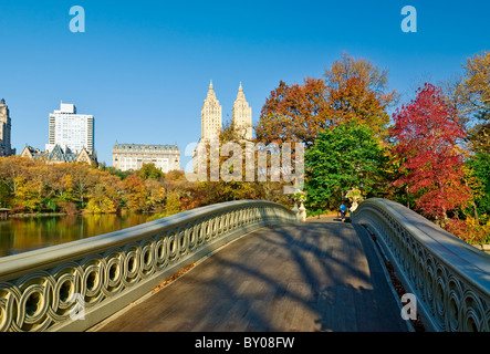 Ponte di prua e il Central Park West Skyline, Central Park in autunno, in New York City. Foto Stock