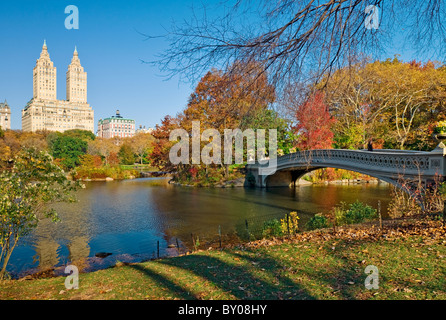 Ponte di prua e il Central Park West Skyline di Central Park di New York City. Foto Stock