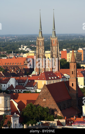 Cattedrale di San Giovanni Battista sul Ostrow Tumski visto dalla piattaforma di visualizzazione di Santa Elisabetta chiesa. Wroclaw, Polonia. Foto Stock