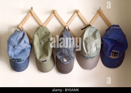 Cappelli appesi a un rack hat Foto Stock