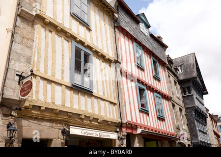 Metà case con travi di legno nella città di Quimper Bretagna Francia Foto Stock