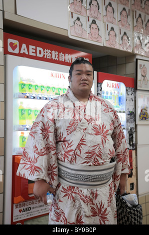 Ritratto di un lottatore di sumo di fronte a distributori automatici, Grandi Campionati di Sumo maggio 2010, Ryogoku Kokugikan, Tokyo, Giappone Foto Stock