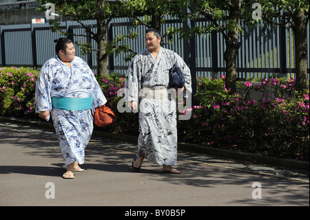 Due lottatori di sumo lasciando il torneo, Grandi Campionati di Sumo maggio 2010, Ryogoku Kokugikan, Tokyo, Giappone Foto Stock