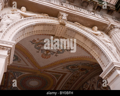 Il Breakers è un Vanderbilt Mansion si trova sul punto di ocra Avenue, Newport, Rhode Island, Stati Uniti Foto Stock