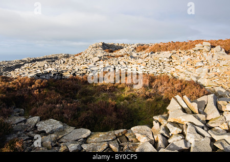 Llanaelhaearn, Gwynedd, Galles del Nord, Regno Unito. Capanna cerchio a tre r Ceiri Iron Age Fort su Yr Eifl sul Lleyn Peninsula Foto Stock