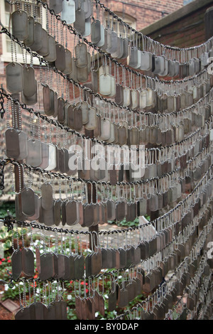 Dog tag appesi al Memorial Garden di Boston, MA Foto Stock