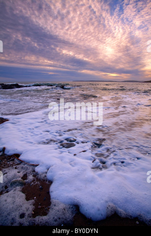 Mare tempestoso su East Cork Costa, Repubblica di Irlanda Foto Stock